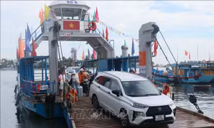 Đà Nẵng đưa cặp phà vỏ thép 30 tấn vào hoạt động