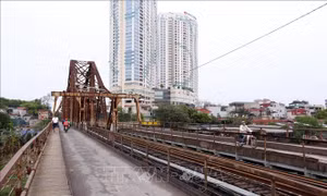 Những cây cầu ở Hà Nội đã vắng bóng người qua
