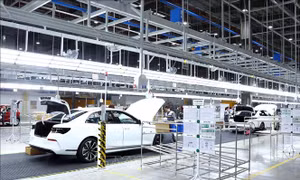 Thị trường ô tô cũ 2025: Cạnh tranh khốc liệt giữa xe lướt, xe mới và xe điện