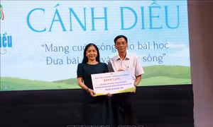 Tặng sách giáo khoa cho học sinh nghèo Phú Yên