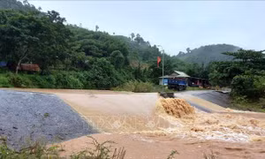 Mưa lớn ở Quảng Bình chia cắt nhiều tuyến đường, hàng trăm hộ dân bị ngập
