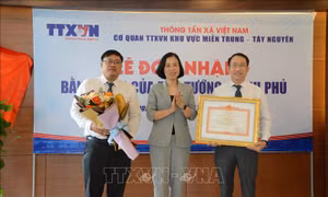 Cơ quan TTXVN khu vực miền Trung - Tây Nguyên đón nhận Bằng khen của Thủ tướng Chính phủ