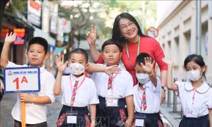 Hà Nội: Học sinh lớp 1 hân hoan tựu trường