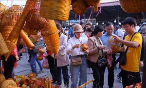 Độc lạ phiên chợ 'mua may, bán rủi'