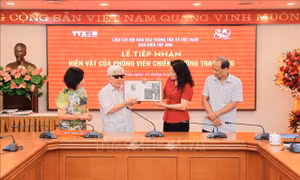 Lễ tiếp nhận hiện vật do Phóng viên chiến trường trao tặng Ban biên tập Ảnh - Thông tấn xã Việt Nam