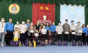 Đồng Nai: Trao sổ tiết kiệm cho trẻ mồ côi có cha mẹ tử vong do COVID-19