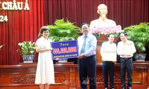 Trao trên 200 suất học bổng cho học sinh có hoàn cảnh khó khăn, hiếu học