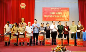Đồng chí Nguyễn Xuân Thắng tiếp xúc cử tri xã đảo Ngọc Vừng