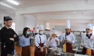 Để du lịch Nghệ An phát triển bền vững - Bài 1: Nâng 'chất' và 'lượng' nguồn nhân lực