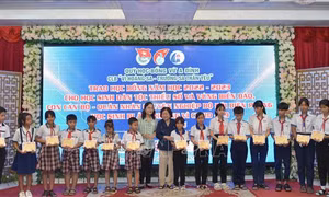 Trao học bổng Vừ A Dính tặng học sinh khó khăn tại Bạc Liêu