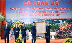 Thủ tướng trao Quyết định công nhận thành phố Tuyên Quang là đô thị loại II