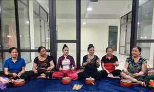 Người phụ nữ 'truyền lửa' cho nghệ thuật trống hội