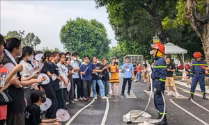 Hà Nội: Đông đảo người dân được trải nghiệm làm 'lính cứu hỏa'