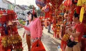 Người Việt ở Jakarta đi sắm Tết
