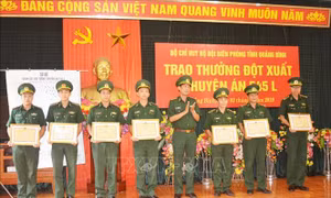 Khen thưởng Ban chuyên án triệt phá đường dây vận chuyển 100.000 viên ma tuý tổng hợp