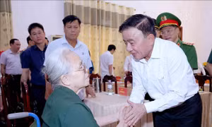 Thường trực Ban Bí thư Trần Cẩm Tú thăm, tặng quà tại Trung tâm Điều dưỡng thương binh Nghệ An