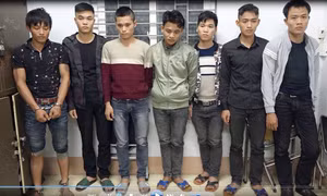 Gọi đồng bọn đến gây gổ rồi rút dao đâm trúng bụng người nghi 'nhìn đểu'