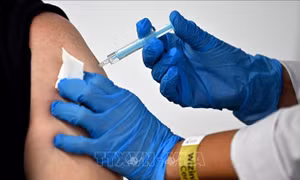 EMA hướng dẫn tiêm vaccine AstraZeneca cho người có tiền sử chảy máu hiếm gặp