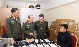 Phá vụ mua bán, tàng trữ trái phép vũ khí quân dụng số lượng lớn  