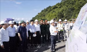 Chủ tịch Quốc hội Vương Đình Huệ thăm công nhân thi công tại dự án Cảng Liên Chiểu