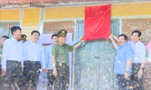 Hỗ trợ đồng bào vùng biên xây dựng nhà và tạo sinh kế