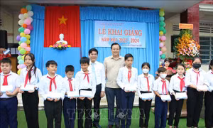 Bộ trưởng Huỳnh Thành Đạt trao học bổng cho học sinh vượt khó tỉnh Bến Tre 