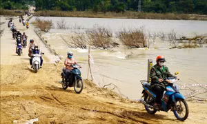 Thông tuyến tạm thời cầu tràn Thạch Nham trên tuyến ĐT.623B