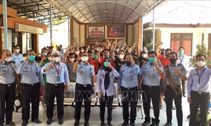 Đại sứ quán Việt Nam tại Indonesia tiếp xúc lãnh sự với các ngư dân bị tạm giữ