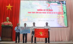 Trao tặng cờ Tổ quốc cho cán bộ, chiến sĩ, nhân dân tỉnh Hậu Giang