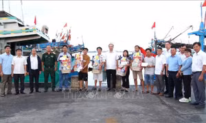 Động viên ngư dân bám biển đầu Xuân