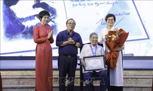 Giải Hiệp sỹ Dế Mèn vinh danh nhạc sĩ Phạm Tuyên