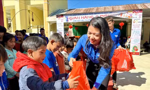 Mang Tết đến với học sinh vùng dân tộc thiểu số