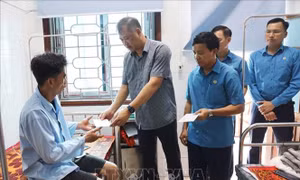 Tổng Liên đoàn Lao động Việt Nam thăm hỏi nạn nhân vụ sạt lở đất tại Hà Tĩnh
