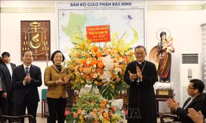 Phó Thủ tướng Phạm Thị Thanh Trà thăm, chúc mừng Tòa Giám mục Bắc Ninh