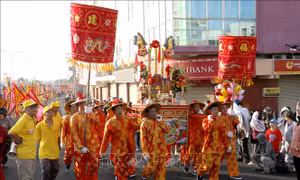 Đông đảo du khách và người dân tham dự Lễ hội Nghinh Ông Quan Thánh Đế Quân
