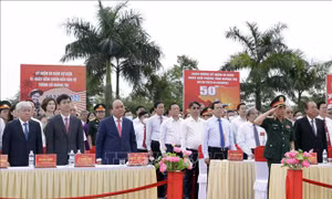 Chủ tịch nước Nguyễn Xuân Phúc dự Lễ thượng cờ Thống nhất non sông tại Di tích Đôi bờ Hiền Lương-Bến Hải