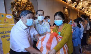 Đà Nẵng trao quà hỗ trợ lao động ngành du lịch gặp khó khăn do dịch COVID-19