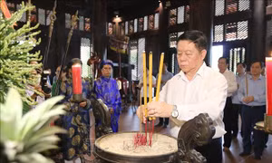 Trưởng ban Tuyên giáo Trung ương thăm hỏi các gia đình thương binh, liệt sỹ