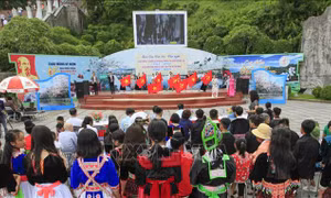 Người Mông nô nức xuống phố vui Tết Độc lập