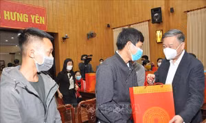 Đại tướng Tô Lâm chúc Tết, tặng quà người có công và lao động nghèo tại Hưng Yên