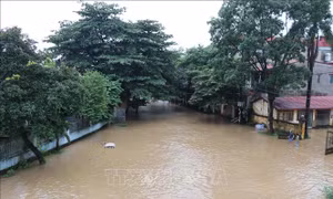 Nhiều tuyến đường tại thành phố Yên Bái chìm trong 'biển nước'