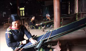 Miệt mài giữ nghề dệt thổ cẩm truyền thống ở lại với buôn làng