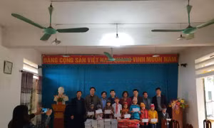 Thăm và tặng quà cho học sinh trường Tiểu học Ngọc Mỹ ở Hoà Bình