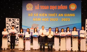 Trao học bổng cho học sinh, sinh viên nghèo hiếu học ở An Giang