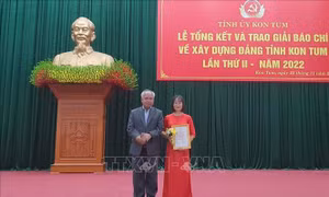 Phóng viên TTXVN đoạt giải B Giải Báo chí về xây dựng Đảng tỉnh Kon Tum năm 2022