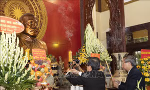 Dâng hương tưởng niệm 43 năm ngày mất của Chủ tịch Tôn Đức Thắng
