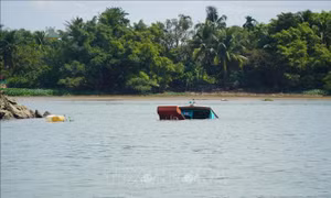 Tìm thấy thi thể hai vợ chồng bị lật thuyền trên sông Ninh Cơ