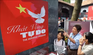 Trưng bày 'Khát vọng tự do' của các chiến sĩ bị địch bắt tù đày
