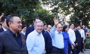 Chủ tịch nước Nguyễn Xuân Phúc và TTK LHQ António Guterres thăm không gian phố đi bộ 