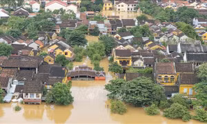 Hội An vẫn 'ngâm mình' trong lũ